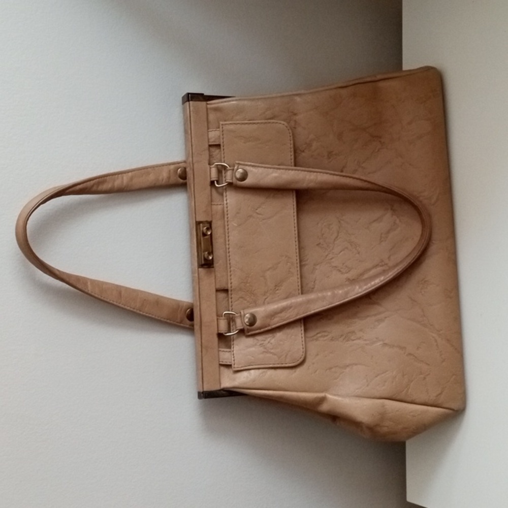 👜🤎 Tan Handbag | Metallic Closure
